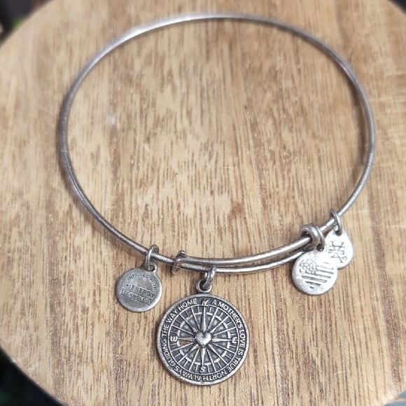 A Mothers Love Charm Bracelet Alex & Ani - Picture 2 of 5